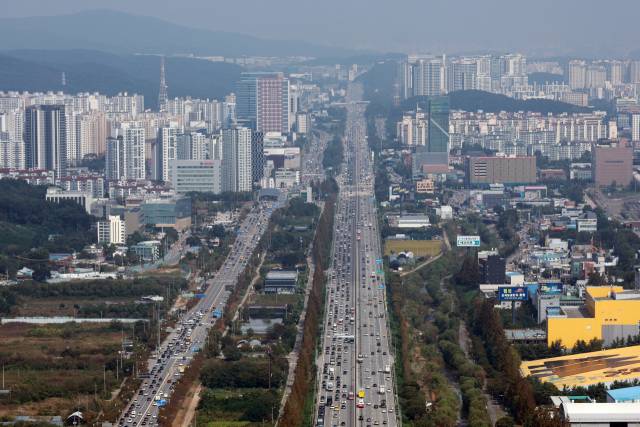 추석 연휴를 하루 앞둔 2일 경찰청 헬기에서 바라본 경기도 용인시 신갈분기점 인근 경부고속도로에서 차량이 오가고 있다. 연합뉴스