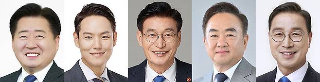 사진 왼쪽부터 오영훈 제주도지사, 김한규 의원, 문대림 의원, 송재호 전 의원, 위성곤 의원. (현직, 가나다 순)