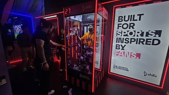 지난 2일 싱가포르 마리나 베이 샌즈에서 열린 '토큰2049' 칠리즈 부스에서 참관객이 미니 게임을 즐기고 있다. /사진=비즈워치