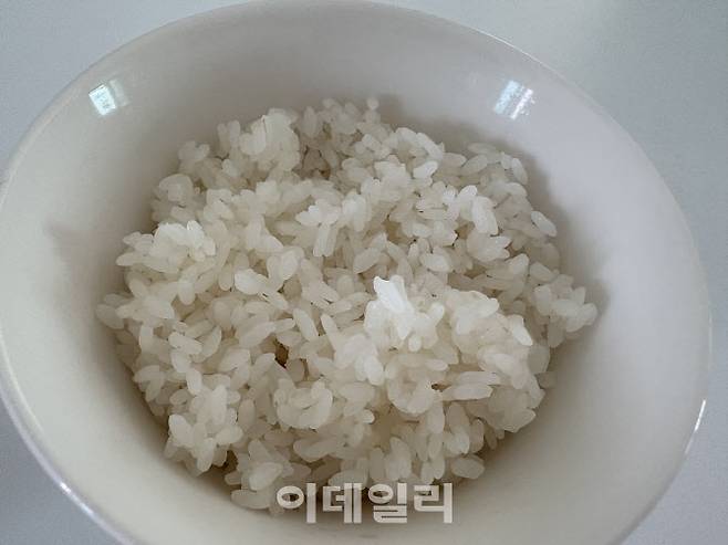 완성된 저당백미밥. 무압취사만 가능하기 때문에 찰진 식감보다는 고슬고슬한 느낌이 있다. (사진= 김혜미 기자)