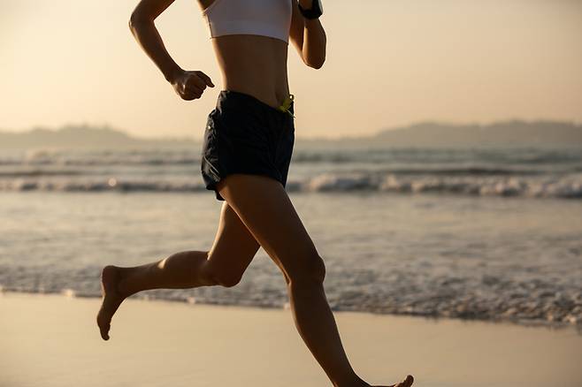 맨발 달리기는 발과 종아리 근육을 단련해 부상 위험을 줄이고 혈액순환을 돕는다. 사진=게티이미지뱅크