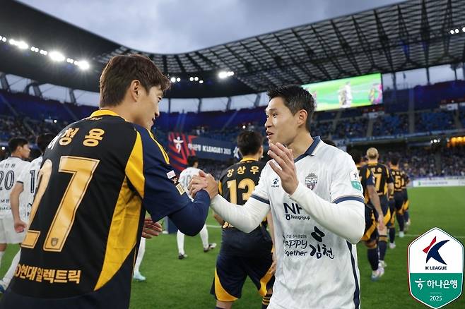 울산과 김천의 경기 전 모습(한국프로축구연맹 제공)