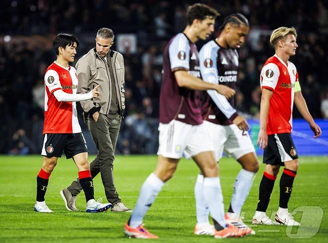 로빈 판페르시 감독과 대화하는 황인범. ⓒ AFP=뉴스1