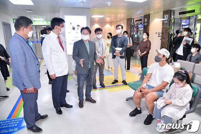 강기정 광주시장이 지역 유일의 공공심야어린이병원인 광주기독병원을 방문, 어린이 환자와 가족들을 격려하고 있다.(광주시 제공)  ⓒ News1