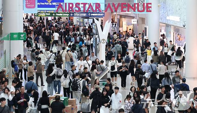 추석 연휴를 하루 앞둔 2일 오전 인천국제공항 제1여객터미널 면세구역이 여행객들로 북적이고 있다. 인천국제공항공사는 올해 추석연휴 기간(10월2~12일)에 일평균 22만3000명의 여객이 인천공항을 이용할 것으로 전망한다고 밝혔다. 2025.10.2/뉴스1 ⓒ News1 김성진 기자