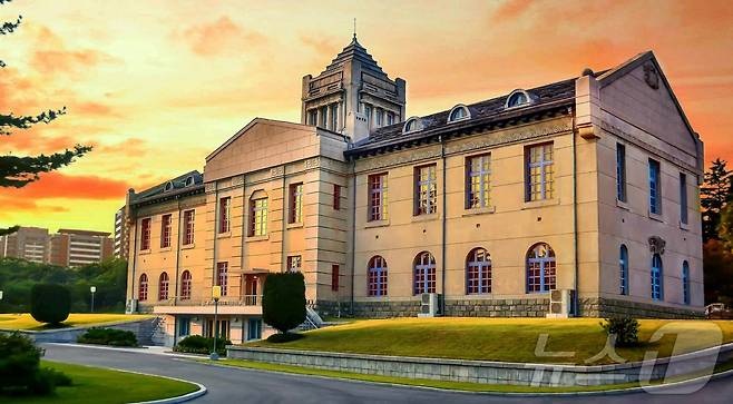 (평양 노동신문=뉴스1) = 북한 노동당 기관지 노동신문은 3일 "당 창건 사적관에는 당 창건의 역사적 위업을 빛나게 실현하시고 새 조국건설을 현명하게 영도하신 위대한 수령님의 영광찬란한 혁명력사가 집대성되어있다＂고 보도했다. [국내에서만 사용가능. 재배포 금지. DB 금지. For Use Only in the Republic of Korea. Redistribution Prohibited] rodongphoto@news1.kr