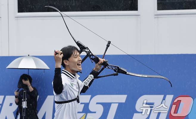 김종우(한국체대)가 3일 광주5.18민주광장에서 열린 '현대자동차 정몽구배 한국양궁대회2025' 남자 리커브 경기 결승에서 우승을 차지해 기뻐하고 있다. 2025.10.3/뉴스1 ⓒ News1 김태성 기자