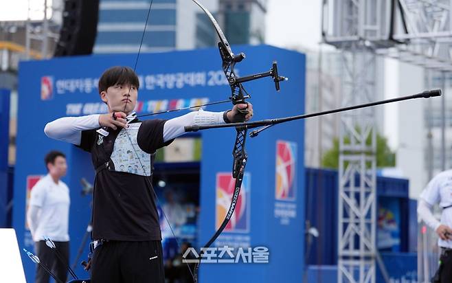 김종우(한국체대)가 2일 광주광역시 5·18 민주광장에서 열린 ‘현대자동차 정몽구배 한국양궁대회 2025’ 리커브 남자 통합 개인 8강전에서 슈팅을 하고 있다. 2025. 10. 2. 대한양궁협회 제공.