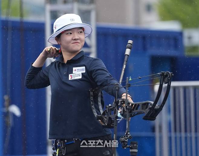 박리예(부개고)가 3일 광주광역시 5·18 민주광장에서 열린 ‘현대자동차 정몽구배 한국양궁대회 2025’ 컴파운드 여자 통합 개인 결승전에서 슈팅을 한 뒤 미소를 지고 있다. 박리예는 문예은(한체대)을 꺽고 우승을 차지했다. 대한양궁협회 제공.