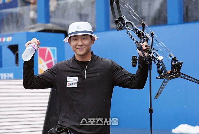 양재원(울산남구청)이 3일 광주광역시 5·18 민주광장에서 열린 ‘현대자동차 정몽구배 한국양궁대회 2025’ 컴파운드 남자 통합 개인 결승전에서 김종호(현대제철)을 슛오프 끝에 꺾고 오승을 차지한 뒤 기뻐하고 있다. 대한양궁협회 제공.