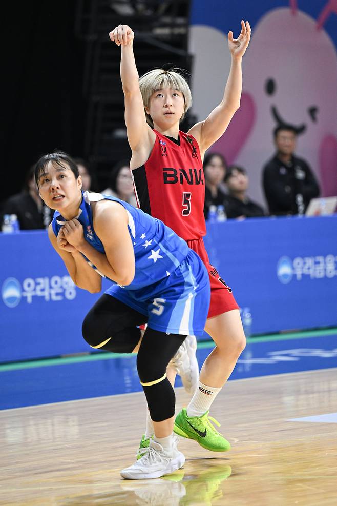 BNK 안혜지가 16일 아산 이순신체육관에서 열린 하나은행 2024~2025 여자프로농구 챔피언결정전 1차전 우리은행전에서 3점슛을 던지고 있다. 사진 | WKBL