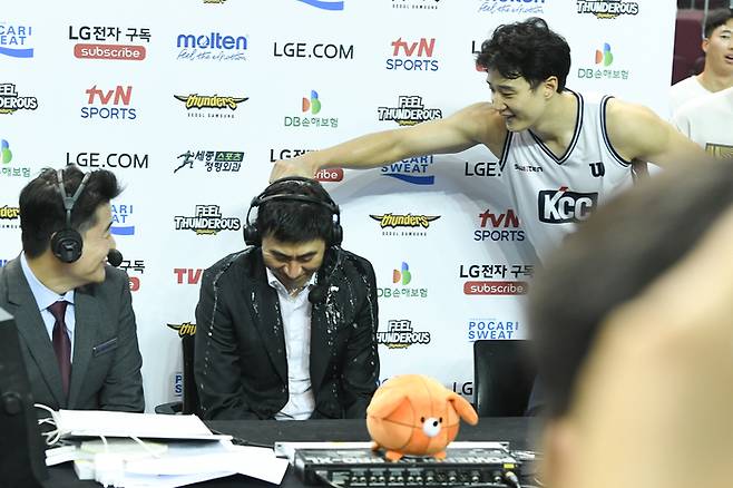 KCC 이상민 감독이 3일 서울 잠실실내체육관에서 열린 2025~26 LG전자 프로농구 개막전 삼성과 경기 후 복귀전 승리를 축하하는 허웅의 물을 맞고 있다. 사진 | KBL