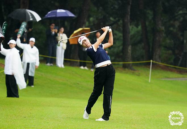 문정민이 3일 열린 KLPGA 투어 동부건설·한국토지신탁 챔피언십 3라운드 3번 홀에서 세컨드 샷을 하고 있다. 사진 | KLPGA