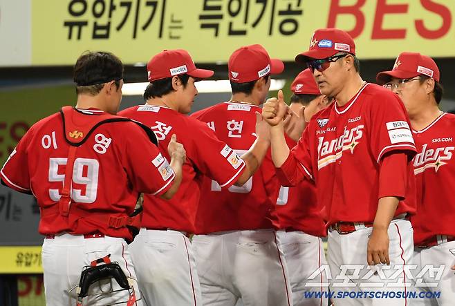 11일 대구 라이온즈파크에서 열린 삼성 라이온즈와 SSG 랜더스의 경기. SSG 이숭용 감독과 최정이 승리한 뒤 기뻐하고 있다. 대구=박재만 기자 pjm@sportschosun.com/2025.09.11/