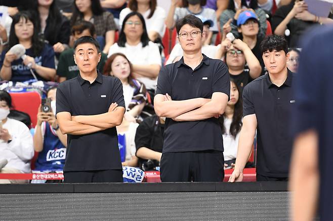 KCC 이상민 감독, 이규섭 수석코치, 신명호 코치(왼쪽부터). 사진제공=KBL