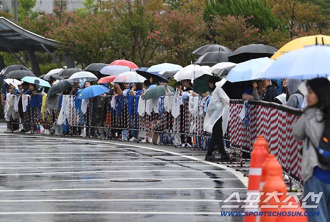 3일 광주 기아챔피언스필드에서 삼성 라이온즈와 KIA 타이거즈의 시즌 최종전이 열릴 예정이지만 많은 비가 내리고 있다. 우산을 쓴 삼성 팬들이 구단 버스를 기다리고 있다. 사진=정재근 기자 cjg@sportschosun.com