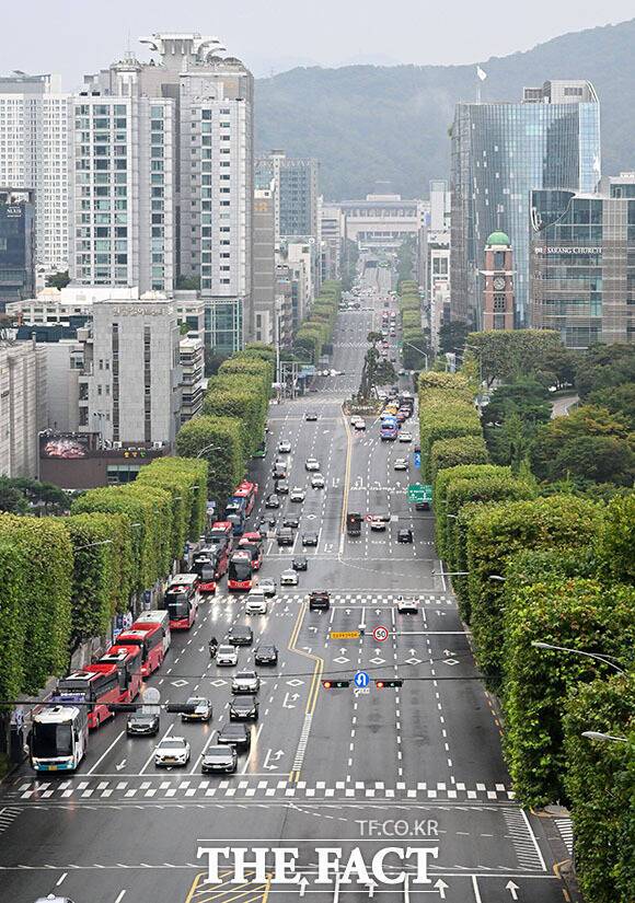 추석 연휴 첫날인 3일 오전 서울 서초구 반포대로가 한산한 모습을 보이고 있다. /이효균 기자