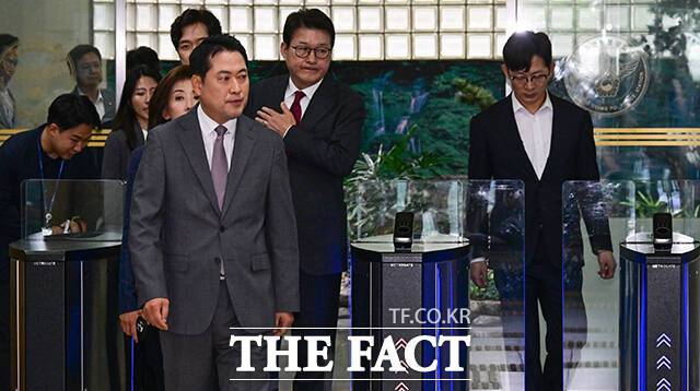 장동혁 대표를 비롯한 지도부가 영등포경찰서 항의 방문을 마친 후 굳은 표정으로 청사를 나서고 있다.