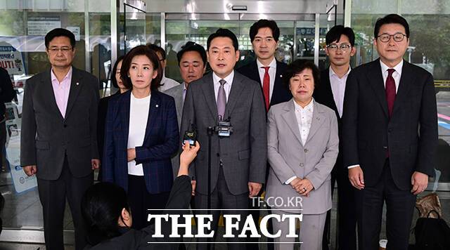 장동혁 국민의힘 대표가 3일 오전 서울 영등포구 영등포경찰서에서 이진숙 전 방통위원장 체포에 대한 항의 방문을 마친 후 입장을 밝히고 있다./남윤호 기자