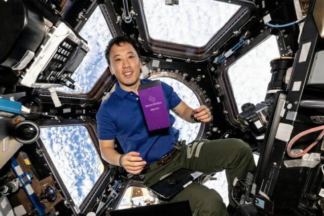 우주정거장(ISS)에서 NASA 우주비행사 조니 킴이 공중에 뜬 스페이스린텍의 의약연구 모듈(BEE-PC1)을 앞에 두고 기념촬영했다.(사진=NASA)