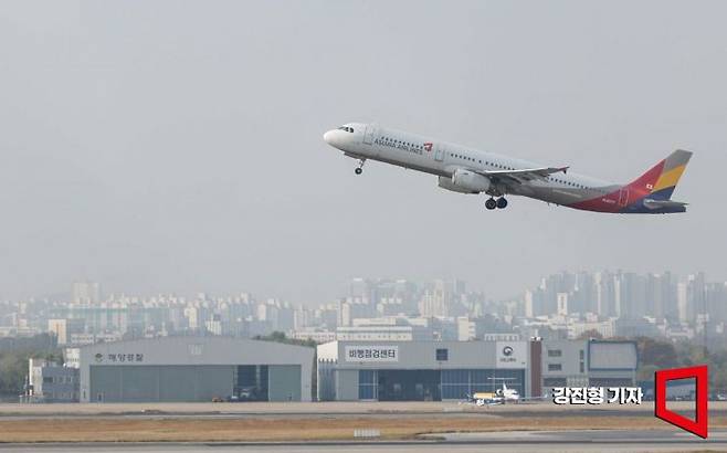 승객 294명의 짐을 싣지 않고 이륙한 아시아나항공이 과태료 처분을 받았다.