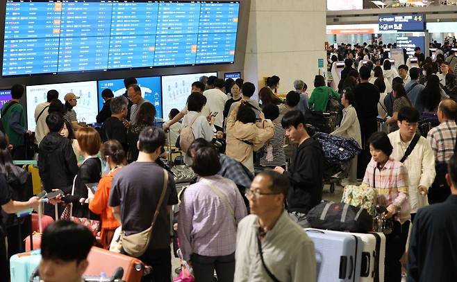 한국공항공사는 공항 이용 시 가급적 실물 신분증을 가지고 올 것을 당부하고 있다