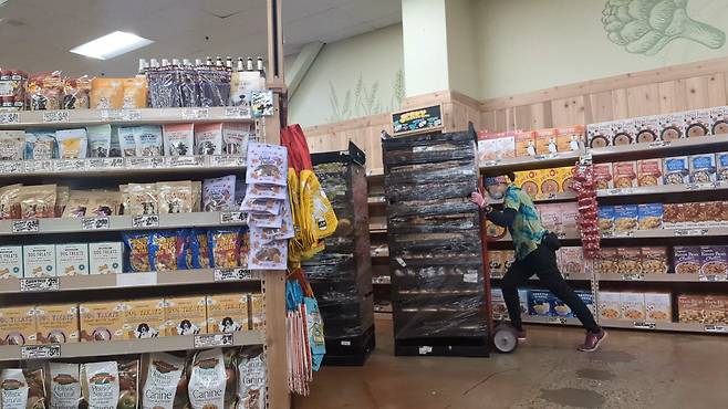 트레이더 조에서 물건을 옮기고 있는 로이스 김. 나중엔 200kg짜리 적재물도 실어 옮길 수 있게 됐다. /로이스 김 제공