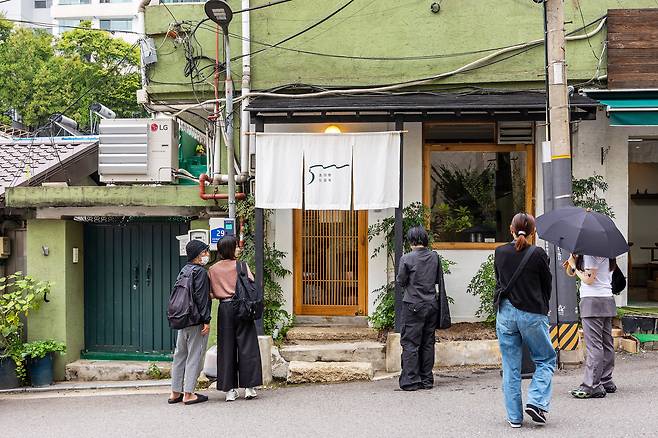 서울 용산구 '오일제' 앞에서 일본인들이 옹기종기 모여 가게 오픈을 기다리고 있다./양수열 영상미디어 기자