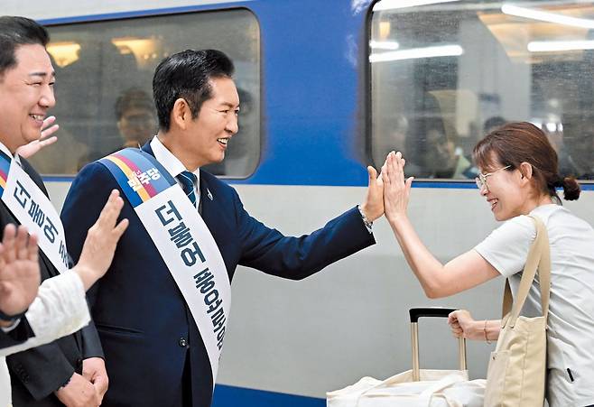 더불어민주당 정청래(가운데) 대표와 김병기(왼쪽) 원내대표가 추석 연휴를 하루 앞둔 2일 오전 서울 용산역에서 귀성인사를 하고 있다. /남강호 기자