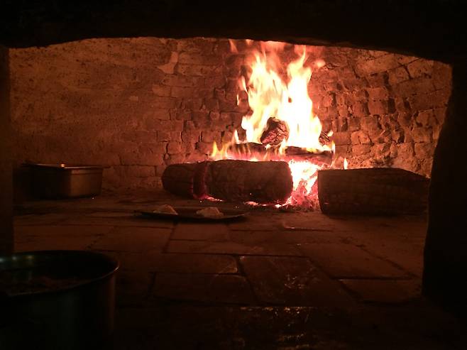 ‘베커프(Baeckeoffe)’라는 알자스 지방의 전통음식은 ‘빵 굽는 이의 오븐(Baker’s Oven)’이란 뜻이다. 주부들이 1주일간 조리를 하고 남은 식재료를 토요일 저녁에 다듬어 그릇에 담아 일요일 교회 가는 길에 동네 빵집의 오븐에 넣어 놓고 예배를 마치고 찾아간다.