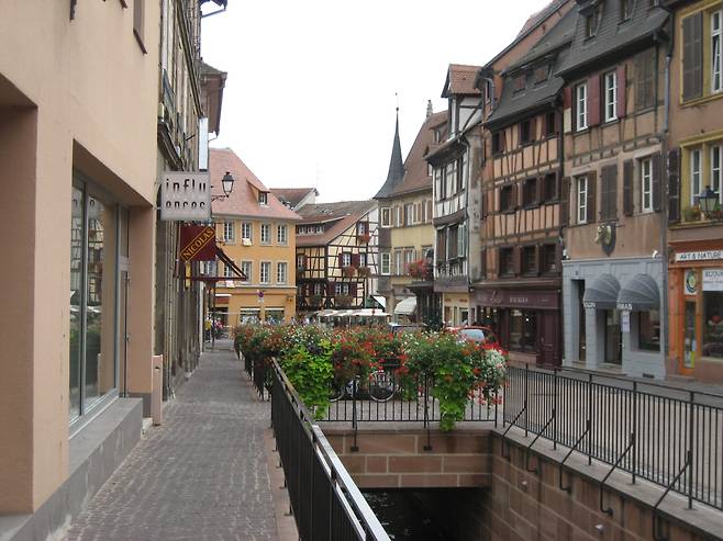 프랑스의 남동쪽의 알자스(Alsace) 지방. 우리에게 알퐁스 도데의 ‘마지막 수업(La Dernière Classe)’으로 잘 알려졌다. 상황에 따라 독일 영토와 프랑스 영토를 오간 운명을 지닌다.