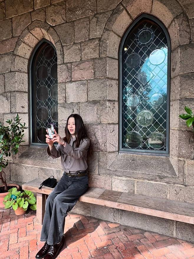 셔츠+데님 팬츠 조합에도 잘 어울리는 로퍼. 인스타그램 @atti.present