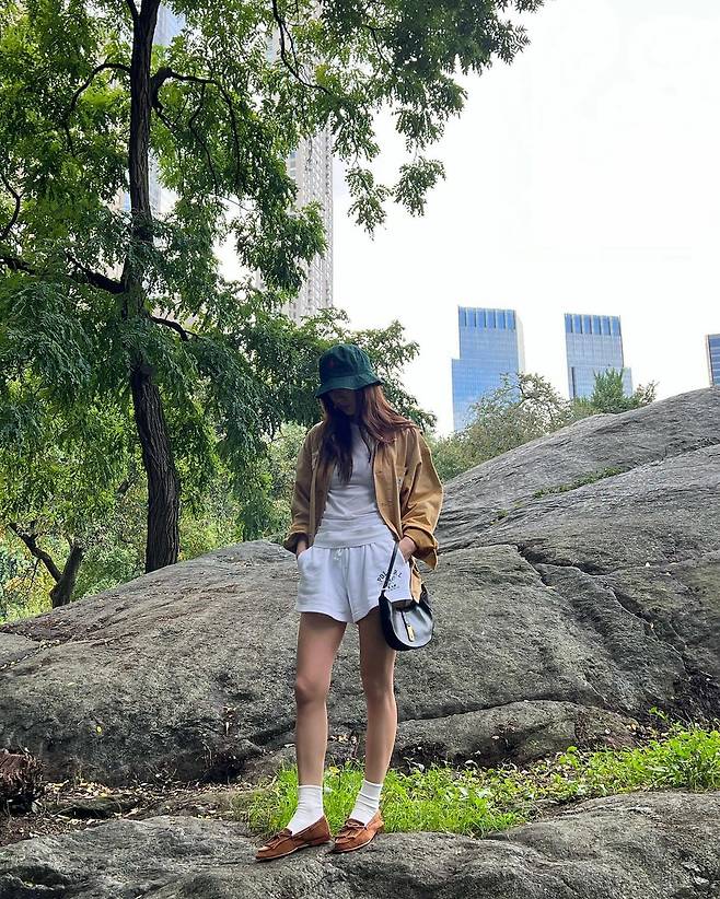 로퍼를 활용한 프레피룩. 인스타그램 @vousmevoyez