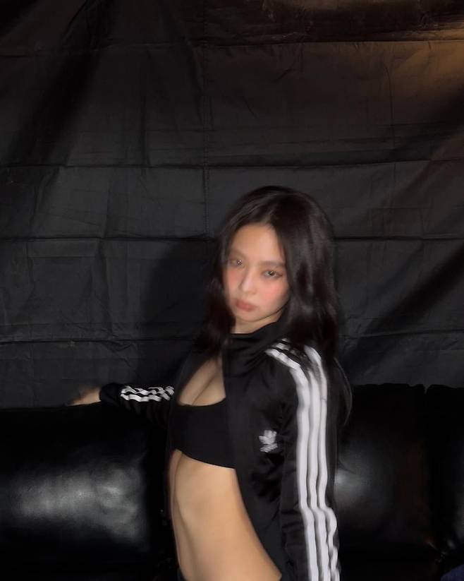 아디다스 트랙 재킷을 입은 제니. 인스타그램 @jennierubyjane