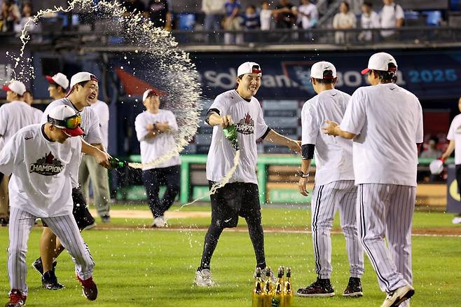 LG 선수들이 1일 서울 잠실구장에서 정규시즌 우승 세리머니를 하고 있다. LG는 이날 NC에 패하며 자력 우승 기회를 놓쳤지만 2위 한화가 SSG에 5-6 끝내기 역전패를 당한 덕에 정규시즌 1위를 확정했다. LG 제공