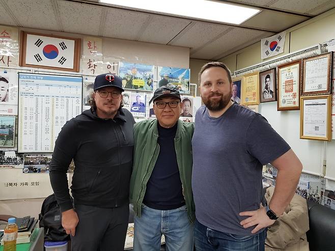 2019년 12월 22일 북한 억류 납북자 문제를 다룬 다큐멘터리 시리즈 촬영을 위해 서울 송파구 납북자가족모임 사무실을 찾은 스콧 크리스토퍼슨(오른쪽), 스펜서 허미스톤 공동감독이 최성용 납북자가족모임 대표(가운데)를 만났다. 납북자가족모임 제공