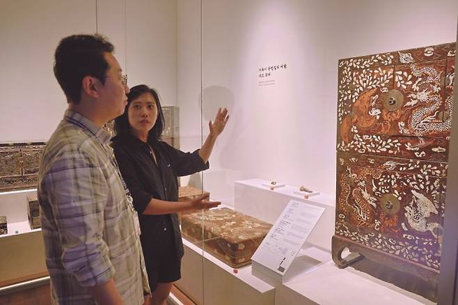 국립해양박물관 해양관에 전시된 대모이층농. 대모는 거북이 등껍질이다. 대모를 비롯해 자개, 물고기 껍질로 용과 봉황을 화려하게 표현했다. 김도웅 제공