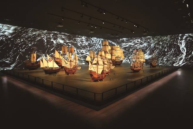 항해관에는 주요 범선들 모형이 전시돼 있다. 사진 앞쪽 초기에 만들어진 범선과, 뒤쪽 후기에 만들어진 범선의 닻 모양이 다르다. 김도웅 제공