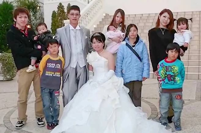 27세 일본인 트럭 운전사는 27세에 의붓손주가 있는 할아버지가 되었으며, 아홉 명의 의붓자녀와 의붓손주들로 이뤄진 독특한 대가족을 부양하기 위해 열심히 일하고 있다. 〈사진=웨이보 캡처〉
