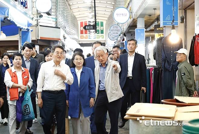 김동연 경기지사(앞줄 왼쪽 첫 번째)가 추석을 앞둔 3일 파주 문산자유시장을 방문했다.