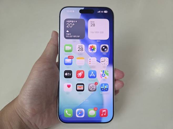 아이폰 17 프로 맥스를 들고 있는 모습. 사진=구자윤 기자
