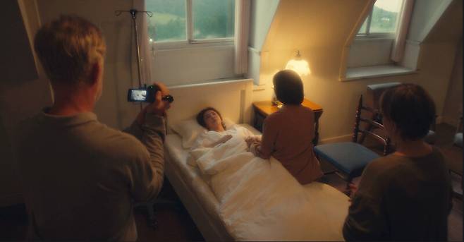 ‘은중과 상연’ 15회. 상연이 스위스에서 조력사하는 장면. 의료진이 세팅한 주사제 밸브를 본인이 열게 되어 있으며, 전 과정을 녹화한다. 넷플릭스 제공