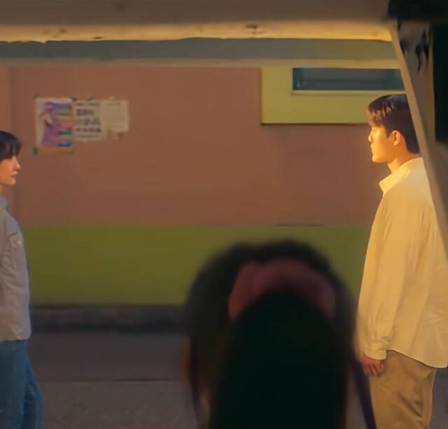 ‘은중과 상연’ 5회. 남자친구인 김상학과 상연의 대화 장면을 보며, 은중은 알 수 없는 불안감에 휩싸인다. 넷플릭스 제공