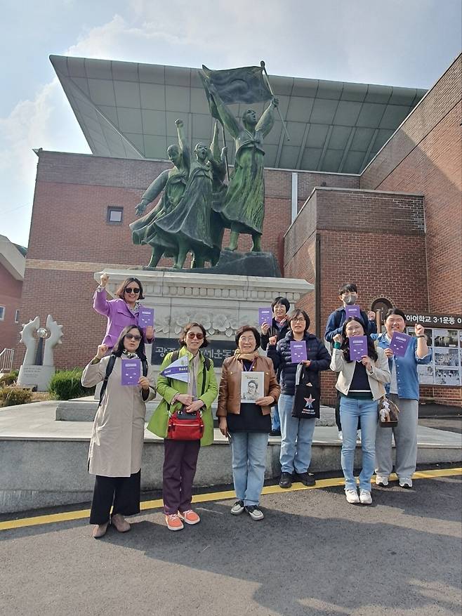 봄과 가을에 운영하는 ‘광주여성길’은 잘 알려지지 않은 여성의 삶과 독립운동, 교육·복지 활동을 소개하는 데 초점을 맞췄다. 수피아여학교 앞에서 광주여성길에 참여한 도보여행객이 기념사진을 찍고 있다. 광주여성가족재단 제공