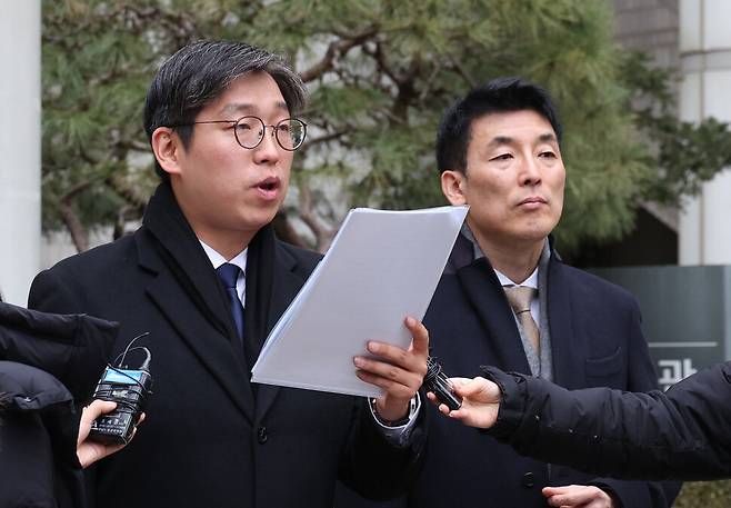 김용현 전 국방부 장관 변호인단인 유승수 변호사(왼쪽)가 지난 1월16일 오전 서초구 서울중앙지방법원에서 열린 김 전 국방부 장관의 내란 혐의 12·3 비상계엄 사태 관련 첫 공판준비기일을 마친 뒤 나와 김 전 장관의 입장문을 발표하고 있다. 오른쪽은 이하상 변호사. 신소영 기자 viator@hani.co.kr