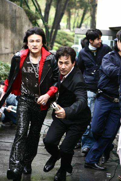 영화 '라디오 스타'에서 퇴물 가수 최곤(왼쪽)을 지척에서 따라다니며 그의 일정을 관리하는 매니저 박민수(안성기). 시네마서비스 제공