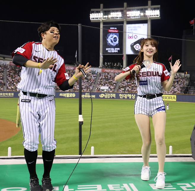 이윤승(왼쪽) 응원단장과 이주은 치어리더. 구단 제공