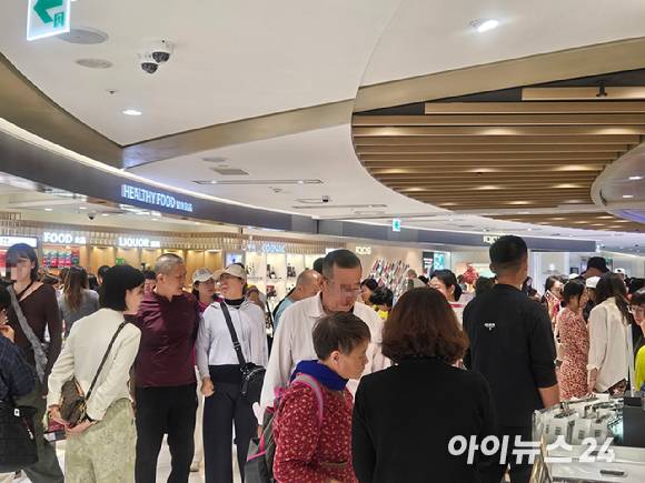 중국인 무비자 입국 시행 첫날인 29일 서울 시내 한 면세점에 중국인 단체 관광객들로 북적이고 있다. [사진=아이뉴스24 DB]