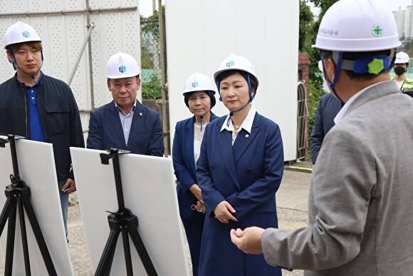이언주 더불어민주당 최고위원이 지난 1일 경기 용인플랫폼시티 도시개발사업현장을 찾아 사업 추진 현황에 대한 설명을 듣고 있다. [사진=이언주 의원실]