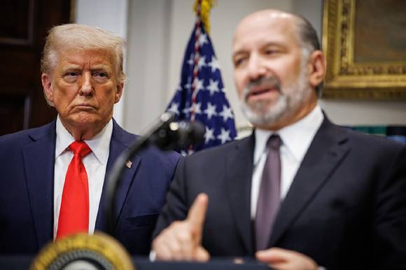 도널드 트럼프 미국 대통령(왼쪽)이 워싱턴 D.C. 백악관에서 하워드 러트닉 미 상무부 장관의 발표를 듣고 있는 모습. [사진=UPI/연합뉴스]